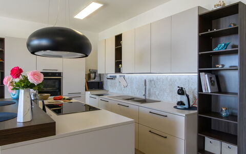 Villa Alma 8+2: Meubilair, Keuken, Countertop, Interieur Ontwerp, Toestel Van De Keuken, Cabinetry, Flooring, Lichte Inrichting, Verdieping, Hout