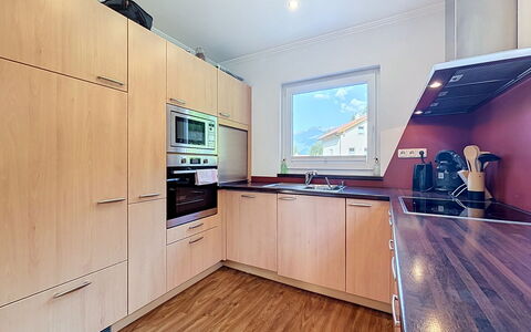 Ferienhaus Siegele: Flooring, Toestel Van De Keuken, Interieur Ontwerp, Keuken, Countertop, Verdieping, Cabinetry, Major Appliance, Hout, Meubilair