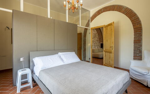 Casale le Lupe Apartments: Muur, Interieur Ontwerp, Meubilair, Slaapkamer, Flooring, Verdieping, Plafond, Bed, Kamer, Verlichting
