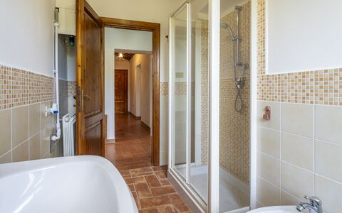 Casale le Lupe Apartments: Flooring, Loodgieterswerkinrichting, Verdieping, Interieur Ontwerp, Plafond, Badkamer, Loodgieter, Kraan, Kamer, Deur