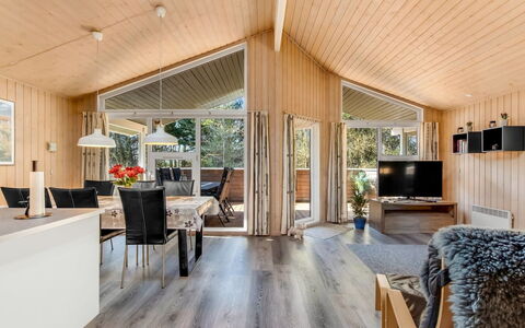 Liina - 3Km from the Sea: Hout, Huis, Verblijf, Plafond, Interieur Ontwerp, Houten Vloer, Woonkamer, Hardwood, Plank, Blokhut