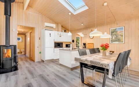 Liina - 3Km from the Sea: Hout, Plafond, Interieur Ontwerp, Flooring, Huis, Kamer, Houten Vloer, Meubilair, Verdieping, Keuken En Eettafel