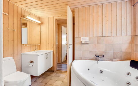 Liina - 3Km from the Sea: Loodgieterswerkinrichting, Badkamer, Flooring, Verdieping, Hout, Interieur Ontwerp, Wastafel In De Badkamer, Bad, Plafond, Wastafel