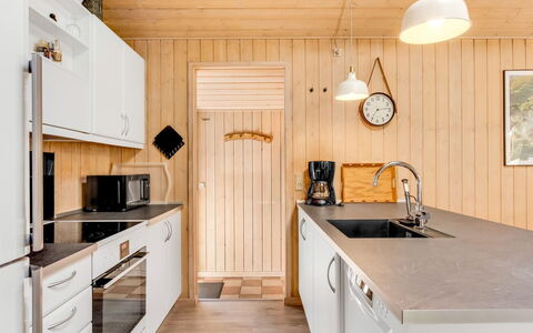 Liina - 3Km from the Sea: Keuken, Hout, Flooring, Countertop, Toestel Van De Keuken, Interieur Ontwerp, Meubilair, Major Appliance, Cabinetry, Verdieping