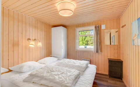Liina - 3Km from the Sea: Hout, Interieur Ontwerp, Plafond, Flooring, Verdieping, Slaapkamer, Bed, Beits, Kamer, Huis
