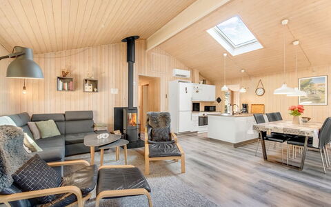 Liina - 3Km from the Sea: Hout, Interieur Ontwerp, Plafond, Meubilair, Flooring, Woonkamer, Huis, Kamer, Houten Vloer, Bankstel