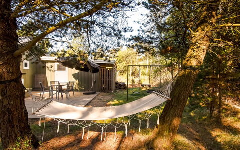 Liina - 3Km from the Sea: Schaduw, Trunk, Tuin, Zonlicht, Bos, Backyard, Gazon, Werf, Park