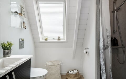 Elida - 18Km to the Fjord: Loodgieterswerkinrichting, Interieur Ontwerp, Flooring, Verdieping, Plafond, Loodgieter, Badkamer, Wastafel, Kraan, Toilet