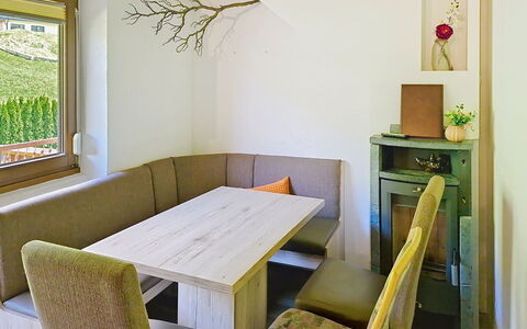 Arzl im Pitztal 15: Meubilair, Hout, Interieur Ontwerp, Flooring, Tafel, Verdieping, Keuken En Eettafel, Stoel, Kamer, Eetkamer