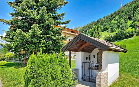 Arzl im Pitztal 15: Struik, Huis, Verblijf, Lariks, Tuin, Landscaping, Vallei, Evergreen