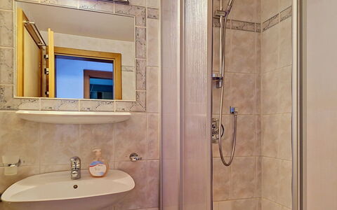 Arzl im Pitztal 15: Badkamer, Loodgieterswerkinrichting, Flooring, Wastafel In De Badkamer, Verdieping, Interieur Ontwerp, Wastafel, Kraan, Loodgieter, Spiegel