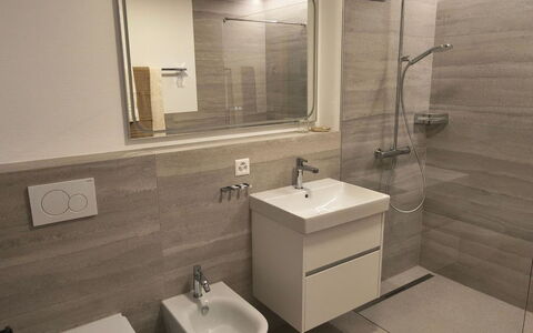 Ferienwohnung Schof: Flooring, Verdieping, Wc Bril, Loodgieterswerkinrichting, Badkamer, Toilet, Interieur Ontwerp, Wastafel, Wastafel In De Badkamer, Loodgieter