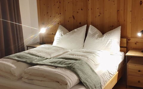 Ferienwohnung Schof: Meubilair, Hout, Flooring, Slaapkamer, Interieur Ontwerp, Verdieping, Bed, Verlichting, Laken, Bedding