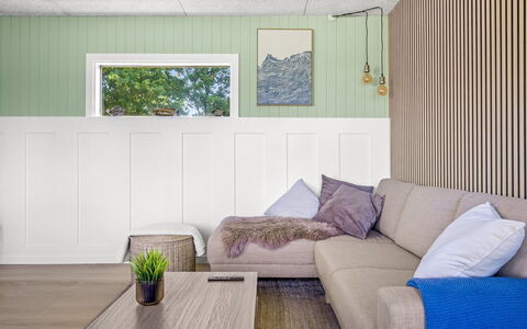 Kora - 300M from the Sea: Interieur Ontwerp, Meubilair, Flooring, Muur, Bankstel, Verdieping, Hout, Woonkamer, Plafond, Huis