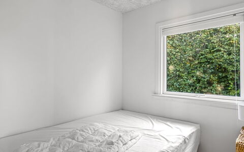 Kora - 300M from the Sea: Muur, Plafond, Interieur Ontwerp, Slaapkamer, Verdieping, Laken, Bedding, Daylighting, Bed