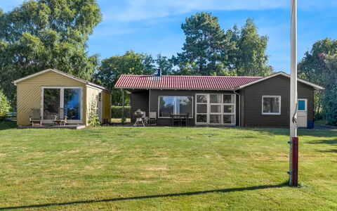 Kora - 300M from the Sea: Verblijf, Gazon, Boerderij, Werf, Garden Gebouwen, Tuin, Backyard, Landgoed, Canidae