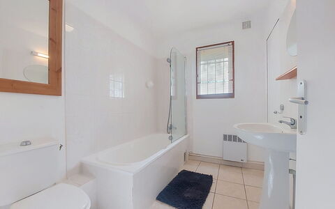 La Jeansarde: Flooring, Verdieping, Loodgieterswerkinrichting, Interieur Ontwerp, Plafond, Badkamer, Loodgieter, Bad, Kamer, Kraan