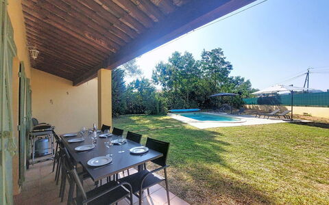 La Jeansarde: Zwembad, Schaduw, Backyard, Landgoed, Landscaping, Gazon, Werf, Toevlucht, Boerderij, Stoel