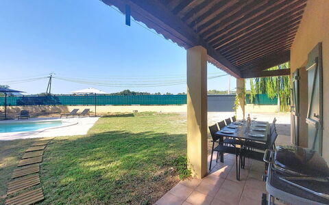 La Jeansarde: Schaduw, Zwembad, Landgoed, Backyard, Landscaping, Toevlucht, Outdoor Structuur, Eco Hotel, Buitenmeubels, Werf