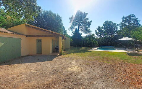 La Jeansarde: Woongebied, Huis, Landgoed, Schaduw, Gazon, Tuin, Werf, Backyard, Landscaping, Boerderij