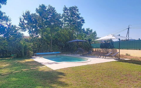 La Jeansarde: Blauw, Zwembad, Toevlucht, Schaduw, Tuin, Gazon, Landscaping, Backyard, Hacienda, Werf