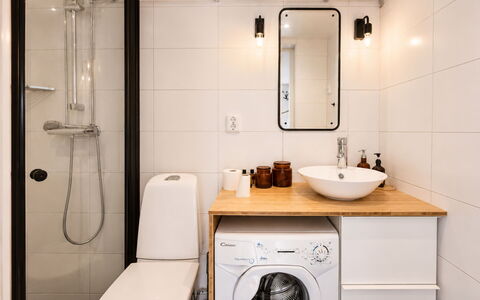 Solgläntan: Badkamer, Loodgieterswerkinrichting, Interieur Ontwerp, Wastafel, Wastafel In De Badkamer, Flooring, Badkamerkast, Verdieping, Kraan, Toilet