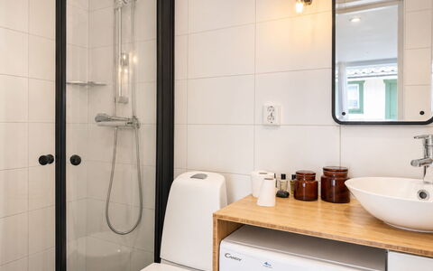 Solgläntan: Badkamer, Interieur Ontwerp, Loodgieterswerkinrichting, Wastafel In De Badkamer, Flooring, Spiegel, Wastafel, Verdieping, Kraan, Badkamerkast