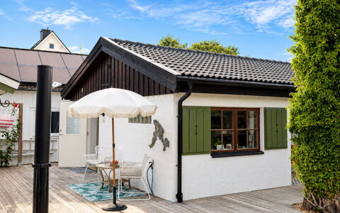 Solgläntan: Dak, Huis, Verblijf, Deur, Huis, Siding, Schaduw, Werf, Garden Gebouwen, Ontwerp