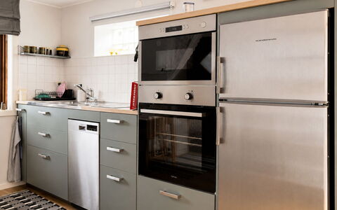 Solgläntan: Toestel Van De Keuken, Keuken, Major Appliance, Cabinetry, Huishoudapparatuur, Flooring, Countertop, Fornuis, Lade, Meubilair