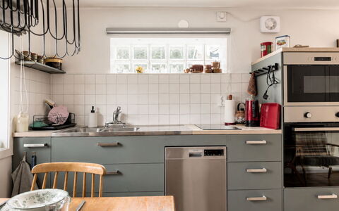 Solgläntan: Toestel Van De Keuken, Keuken, Countertop, Meubilair, Cabinetry, Major Appliance, Interieur Ontwerp, Huishoudapparatuur, Lade, Flooring