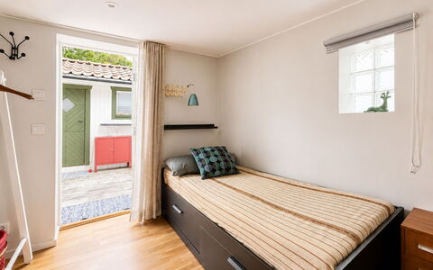 Solgläntan: Muur, Bed, Slaapkamer, Interieur Ontwerp, Meubilair, Verdieping, Flooring, Hout, Laken, Plafond