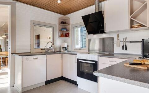 Hedwig - 120M to the Fjord: Keuken, Countertop, Toestel Van De Keuken, Major Appliance, Interieur Ontwerp, Hout, Flooring, Plafond, Cabinetry, Huishoudapparatuur