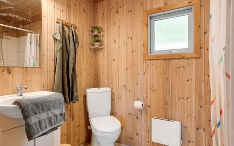 Hedwig - 120M to the Fjord: Muur, Flooring, Hout, Verdieping, Interieur Ontwerp, Loodgieterswerkinrichting, Plafond, Badkamer, Kamer, Toilet
