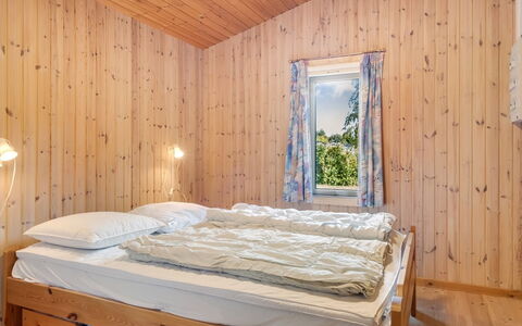 Hedwig - 120M to the Fjord: Slaapkamer, Hout, Bed, Interieur Ontwerp, Laken, Bedding, Plafond, Verdieping, Flooring, Bed Frame