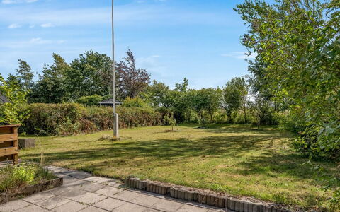 Hedwig - 120M to the Fjord: Lucht, Struik, Wolk, Tuin, Pool, Gazon, Landscaping, Schaduw, Gang