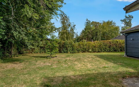 Hedwig - 120M to the Fjord: Struik, Tuin, Land Lot, Plain, Gazon, Groundcover, Woody Plant, Schaduw, Landscaping