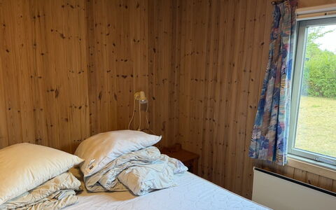 Hedwig - 120M to the Fjord: Hout, Slaapkamer, Verdieping, Flooring, Bed, Meubilair, Interieur Ontwerp, Textiel, Laken, Kamer