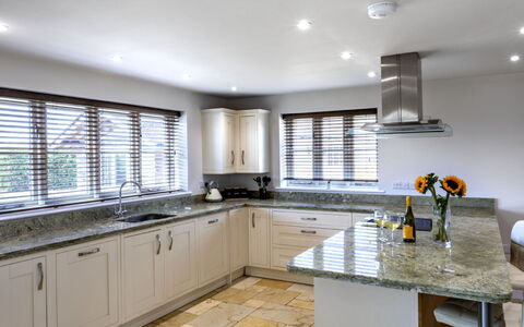 The Farmhouse at Rusty Lane Farm: Interieur Ontwerp, Meubilair, Flooring, Countertop, Keuken, Hout, Cabinetry, Plafond, Huis, Verdieping
