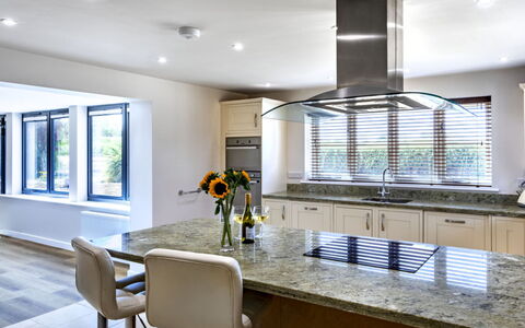The Farmhouse at Rusty Lane Farm: Meubilair, Keuken, Interieur Ontwerp, Countertop, Flooring, Toestel Van De Keuken, Cabinetry, Hout, Plafond, Verdieping