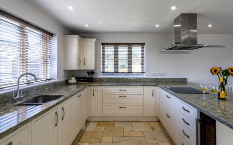 The Farmhouse at Rusty Lane Farm: Keuken, Countertop, Cabinetry, Interieur Ontwerp, Flooring, Hout, Meubilair, Huis, Verdieping, Plafond