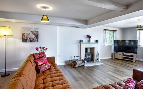 The Farmhouse at Rusty Lane Farm: Meubilair, Interieur Ontwerp, Flooring, Bankstel, Muur, Verdieping, Hout, Woonkamer, Kamer, Plafond