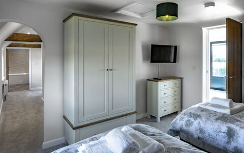 The Farmhouse at Rusty Lane Farm: Interieur Ontwerp, Flooring, Verdieping, Slaapkamer, Hout, Bed, Meubilair, Plafond, Kamer, Verlichting