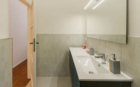 Contemporary House: Flooring, Muur, Interieur Ontwerp, Verdieping, Loodgieterswerkinrichting, Plafond, Wastafel In De Badkamer, Badkamer, Wastafel, Kraan