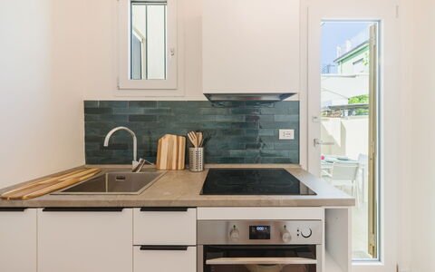Contemporary House: Keuken, Countertop, Toestel Van De Keuken, Flooring, Interieur Ontwerp, Major Appliance, Hout, Cabinetry, Verdieping, Meubilair