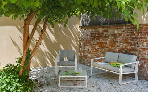 Contemporary House: Meubilair, Buitenmeubels, Stoel, Tuin, Groundcover, Schaduw, Bank, Armleuning, Backyard