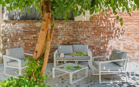 Contemporary House: Meubilair, Buitenmeubels, Stoel, Tuin, Buitentafel, Armleuning, Patio, Schaduw, Backyard