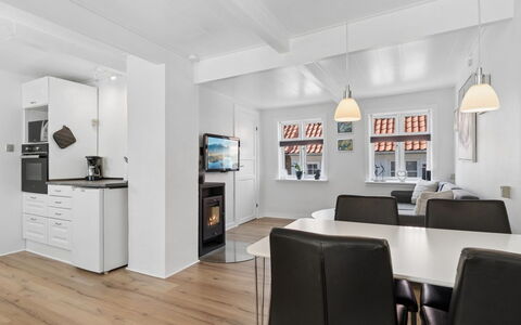 Jasper - 100M from the Sea: Meubilair, Interieur Ontwerp, Flooring, Verdieping, Plafond, Bankstel, Hout, Houten Vloer, Kamer, Woonkamer