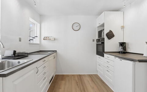 Jasper - 100M from the Sea: Countertop, Keuken, Flooring, Cabinetry, Interieur Ontwerp, Meubilair, Hout, Verdieping, Toestel Van De Keuken, Major Appliance