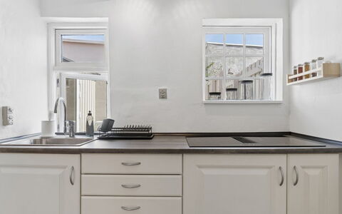 Jasper - 100M from the Sea: Keuken, Countertop, Cabinetry, Interieur Ontwerp, Gootsteen, Flooring, Toestel Van De Keuken, Meubilair, Huis, Wastafel