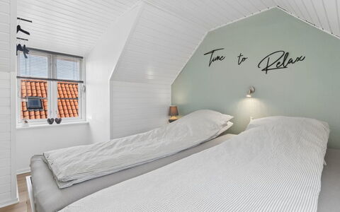 Jasper - 100M from the Sea: Slaapkamer, Bed, Bedding, Laken, Interieur Ontwerp, Bed Frame, Verdieping, Linens, Plafond, Hoofdkussen